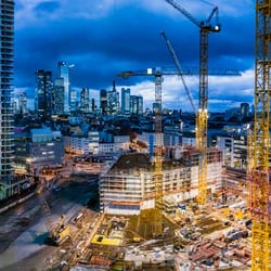 Panoramafoto der Baustelle des Hochhauses „The Spin“ in der Frankfurter Innenstadt.