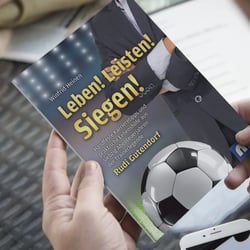 buchgestaltung-leben-leisten-siegen-rudi-gutendorf-buchcover-mockup