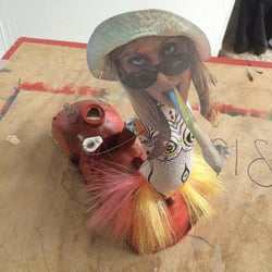 Skulptur aus gesammelten Müll