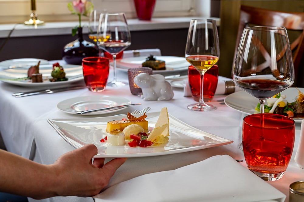 Schreiber’s Goldener Hahn Finsterwalde Serving Dessert