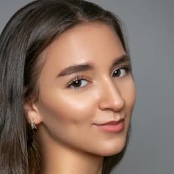 Klassisches Studio-Portrait mit neutralem Hintergrund. Dreiviertelperspektive, saubere Lichtführung, Profoto-Licht.