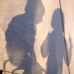 Schatten von Kindern auf einem Segel in Radlow, 1978