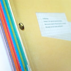 Durch die Neuanordnung der einzelnen Hefte entsteht ein individueller Farbcode auf dem Buchrücken.