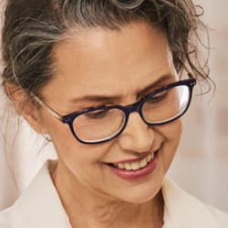 Moderne Businessfotografie mit Brille und Notizbuch für authentische Business- und Commercial-Looks.