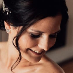 Brautmake-up und niedriger Dutt als Brautfrisur