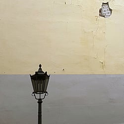 Laterne vor Hauswand