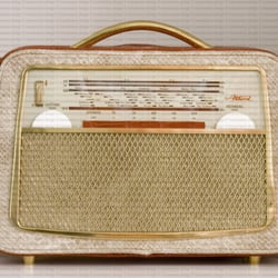 Radiohandtasche Akkord U61 beige-rot frontal