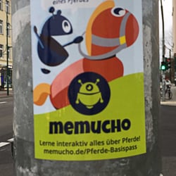 Sticker für memucho, an einer Ampel in Berlin/Kreuzberg