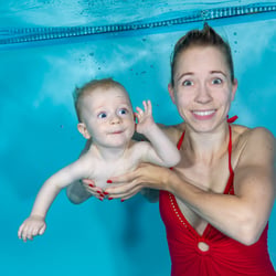 Mama mit Kind Unterwasser