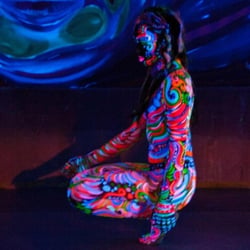 UV-BodyArt mit Tanzperformance