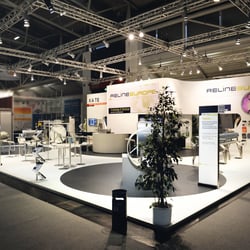 Partnerstand zweier Unternehmen aus Robotertechnik und UV-Lichthärtung