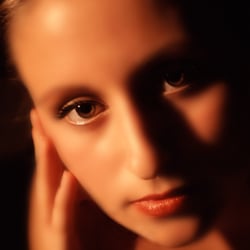 elisa-schraegportrait04-3-1000px