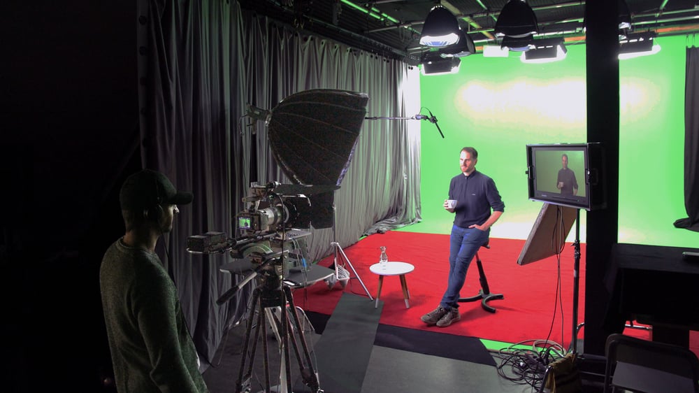 Experte beim Remote-Interview im Greenscreen-Studio