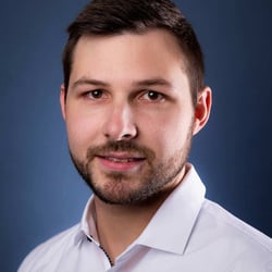 Business Portrait Mann blauer Hintergrund