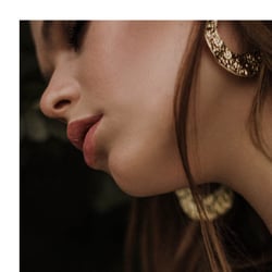 Fotografie: Jana Jukebal Model: Lara-Joy Gerstler MUA: Kristina Velko Styling: Charlotte Gottfried