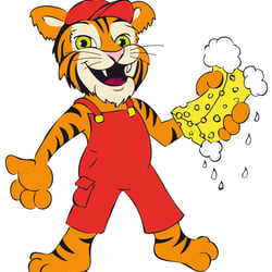 Tiger mit Latzhose