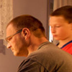 Vater und Sohn surfen im Internet