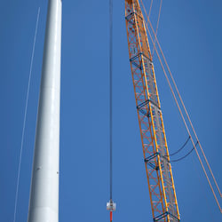 Turm ohne Rotor mit Transportkorb am Kranausleger
