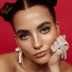 Klassisches Beauty-Portrait mit Fokus auf Make-up und Details.