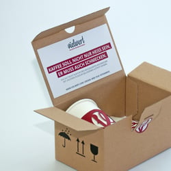 Mailing bestehend aus Kaffeebecher, gemahlener Kaffee, Milch, Zucker, Rührstab, süße Kaffeebohnen & Agenturvorstellung