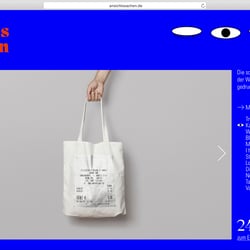 Webshop »Nebensachen«: Merchandise-Artikel wie Totebags und Briefmarken mit Motiv