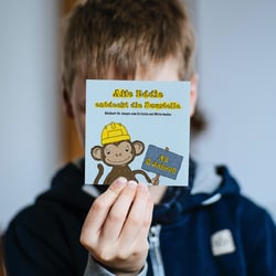 Affe Eddie entdeckt die Baustelle