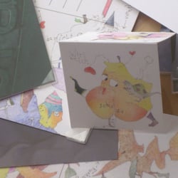 Das Lesezeichen ist wie ein Hütchen auf die Seite im Buch zu setzen, auf der man gerade ist.