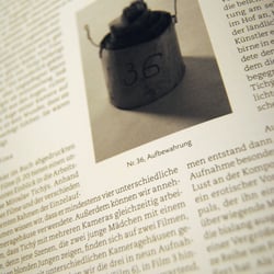 Die Vergleichsabbildungen sind eng in den Text gebaut, um einen blockartigen Zeitungs-Charakter zu erzeugen