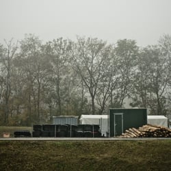 Bauwagen und Nebel