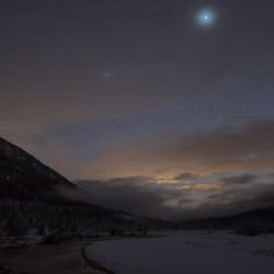 Jupiter über der winterlichen Isar im Karwendelgebirge