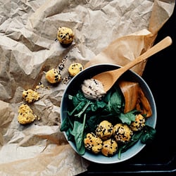 Foodstyling und Foodfotografie: Falafel mit Baby Leaf und marinierten Karotten