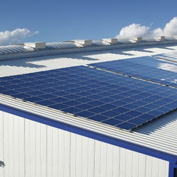 Solarzellen auf einer Industriehalle