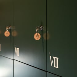 SUAN AugustaRaurica Signaletik Beschriftung Schliessfächer