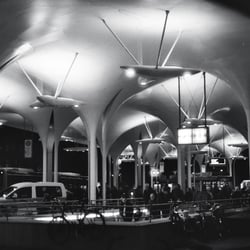 Münchener Freiheit bei Nacht // Schwarz Weiss Fotografie Analog