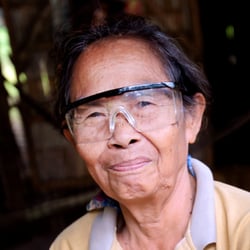 Alte Frau mit Schutzbrille