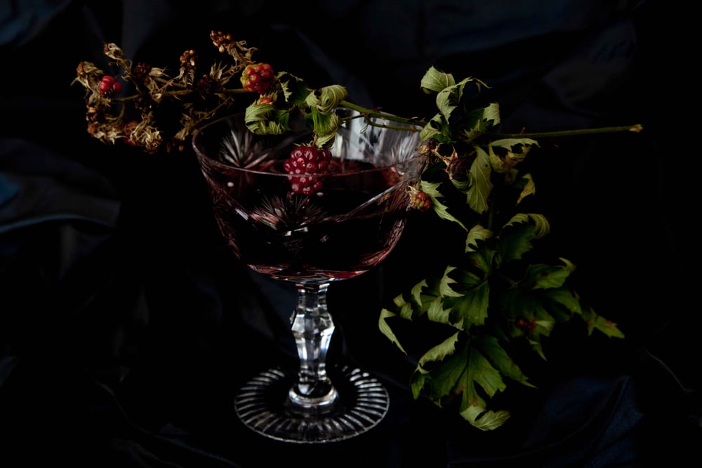 Weinglas mit Brombeere
