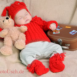 baby mit koffer