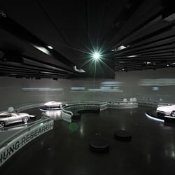 BMW Museum Rundbau; Visuelle Sinfonie mit Fahrzeugstudien; Architekt: Karl Schwanzer