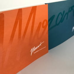 Mozart – 2 Broschüren zur Wohnimmobilie – Titel Lack