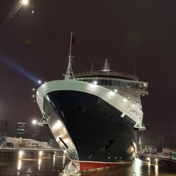 Queen Victora Kreuzfahrtschiff fährt in der Nacht vom 02. auf 03.12.2010 in das Dock bei Blohm und Voss in Hamburg am 03.12.201