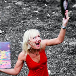 DJane Simoné tanzend mit zwei Schallplatten