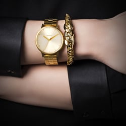 Uhr und Armreifen an Model