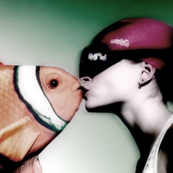 Frau mit Fisch