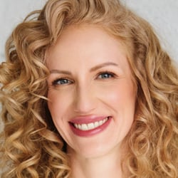Freundliches Commercial-Portrait für Modelportfolios mit vielseitiger Ausstrahlung für Casting und Werbeproduktionen