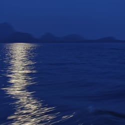 Vollmond ueber Fjord