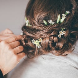 Hochzeitsfrisur mit echten blumen