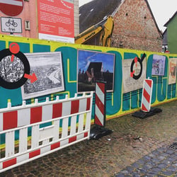 Gestaltung des Bauzauns am Ettinghausenplatz, Frankfurt-Höchst, Ansicht des Banners mit historischen Abbildungen und Informatio