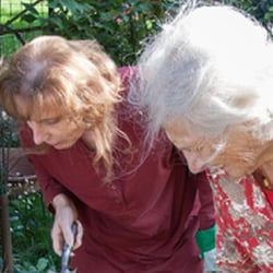 Frau Bittenbinder leidet an Alzheimer. Gepflegt wird sie von ihrer Tochter, Hedwig Sayk.