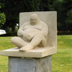 Sitzender dicker Mann, Sandstein