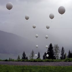 Ballonkette in den Bergen